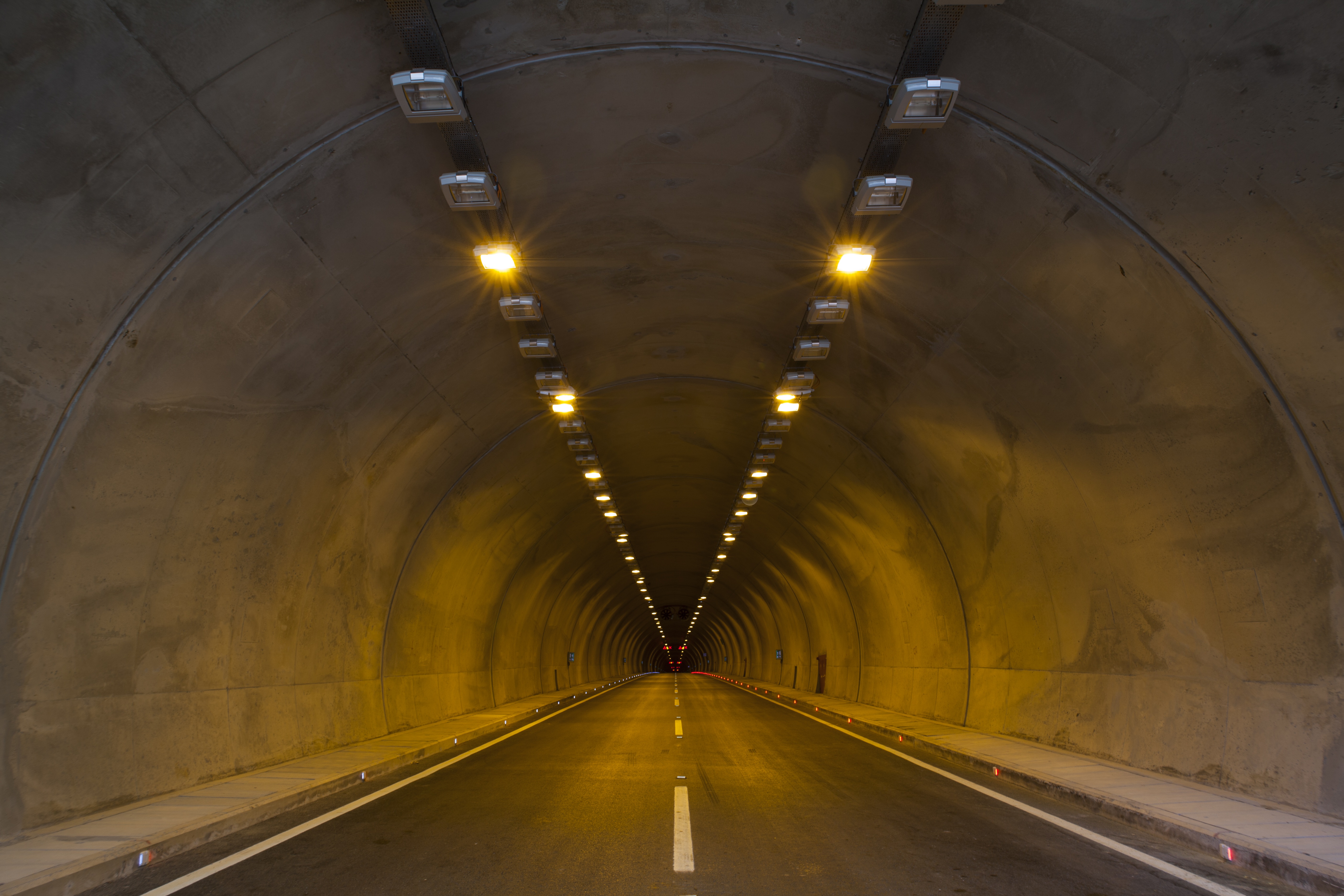 海沧隧道：厦门“两环八射”重要组成部分